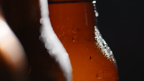 Primer-Plano-De-Gotas-De-Condensación-En-Botellas-De-Cerveza-Fría-O-Refrescos-2